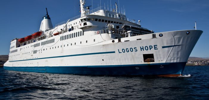 Maior livraria flutuante do mundo chega ao Porto de Vitória em 20 dias