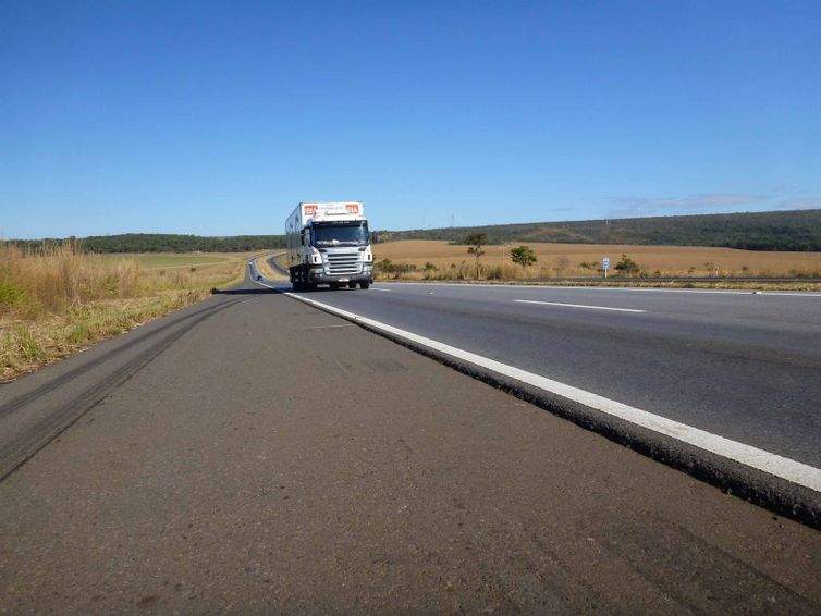 59% das estradas federais estão em situação ruim, regular ou péssima, mostra CNT