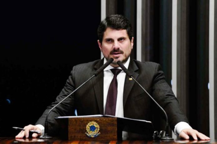 Senador Marcos do Val continua internado na UTI