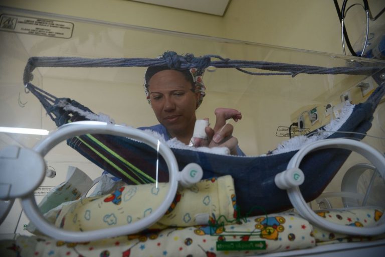 Prática que ajuda a salvar bebês prematuros completa 40 anos