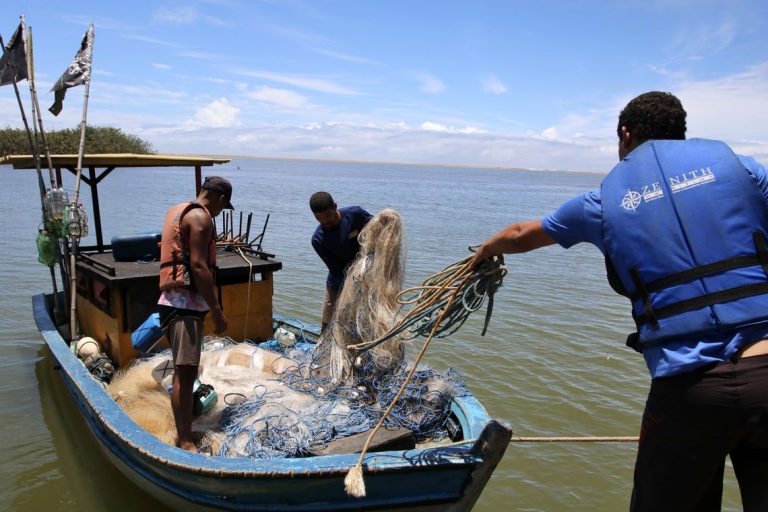 Na foz do Rio Doce, pescadores temem que óleo agrave tragédia