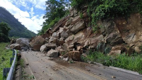 Deslizamento de pedras bloqueia a Serra da Aliança que já estava interditada