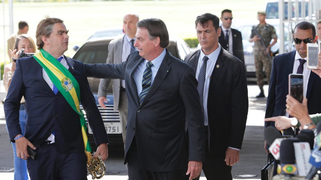 cropped-bolsonaro-ao-lado-do-humorista-carioca-no-palacio-da-alvorada-1583340979294_v2_1920x1279-1024x682.jpg