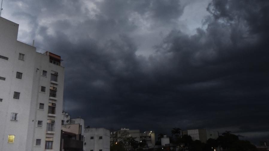 cropped-nuvens-carregadas-vistas-do-bairro-da-tijuca-na-zona-norte-do-rio-de-janeiro-no-inicio-da-noite-desta-terca-feira-12-1550025259459_v2_900x506.jpg