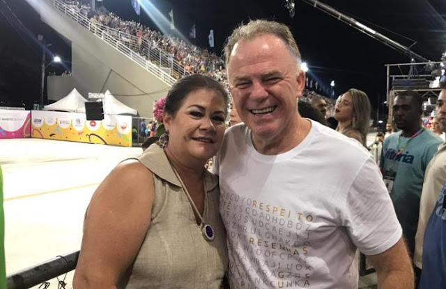 o-governador-renato-casagrande-e-a-esposa-no-sambao-do-povo-carnaval-2020-187417-e1590408692828