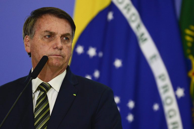 Bolsonaro defende uso de remédios sem necessidade de seguir a bula