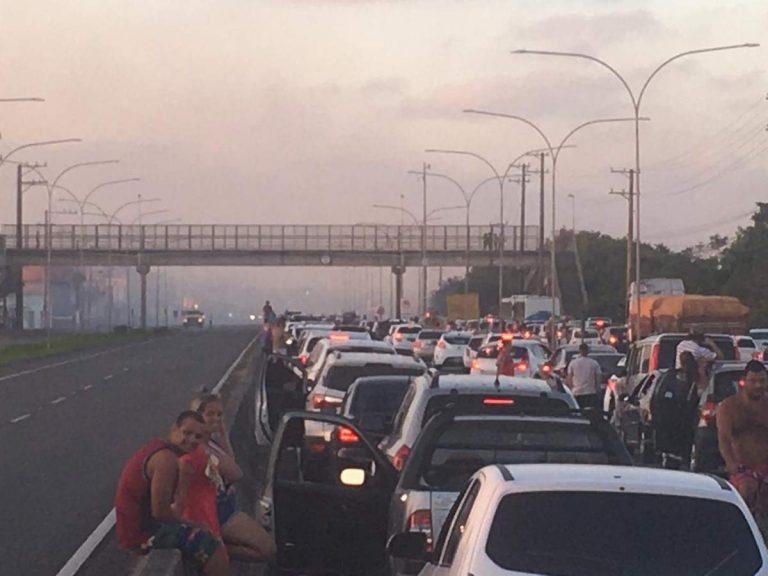 Depois de uma hora de interdição, trânsito na Rodovia do Sol é liberado