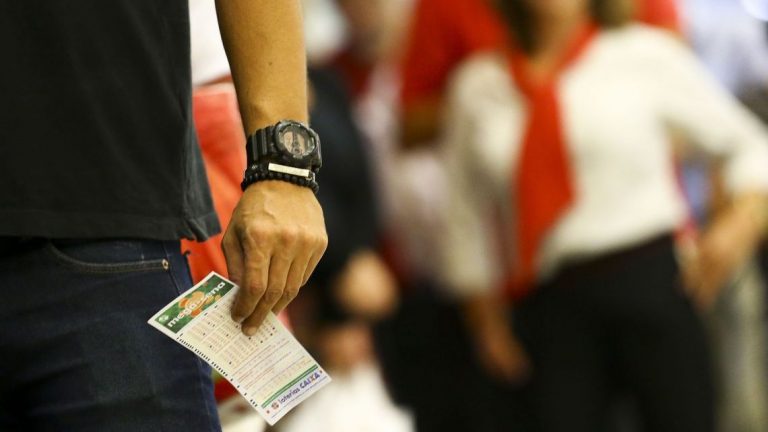 MEGA-SENA ACUMULA E PAGARÁ R$ 43 MILHÕES NA QUARTA-FEIRA (23)