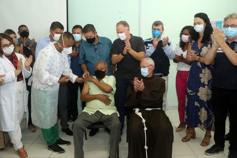 Espírito Santo inicia aplicação da quarta dose contra a Covid-19 para idosos acima dos 60 anos