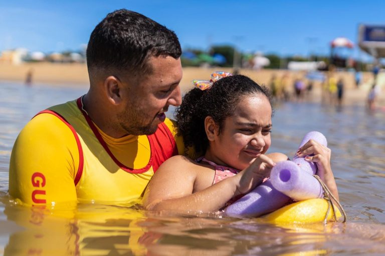 Prefeitura de Mimoso, em parceria com a Casa Reviver e Pestalozzi, leva pessoas com deficiência para banho de mar em Marataízes