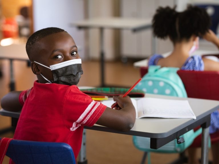 Sesa amplia recomendação do uso de máscara para locais fechados e em ambiente escolar