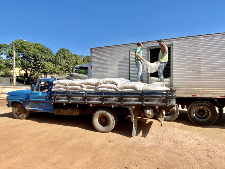 Kennedy: Programa Especial de Atendimento ao Produtor Rural distribui ração para cerca de 300 pecuaristas