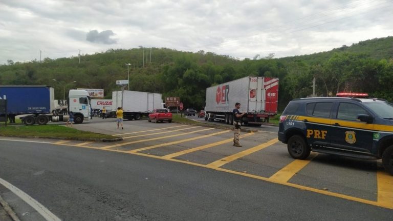 Caminhoneiros tentam fechar estradas no ES após vitória de Lula
