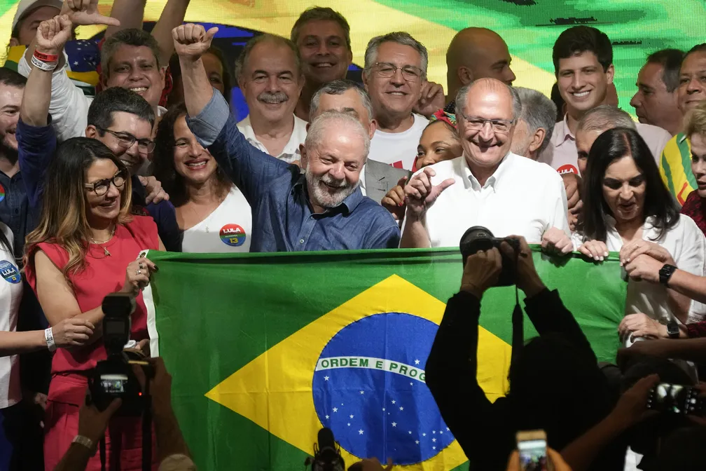 Lula pede paz: ‘Vou governar para 215 milhões de brasileiros e brasileiras. Somos um único povo’