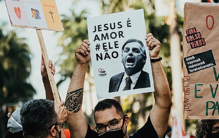 Pastor afirma que muitas igrejas se ligam a Bolsonaro pelo ‘desespero do poder’