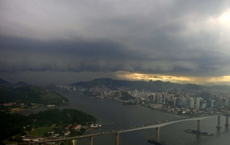 Alerta de ventos de até 74 km/h com passagem de frente fria no ES