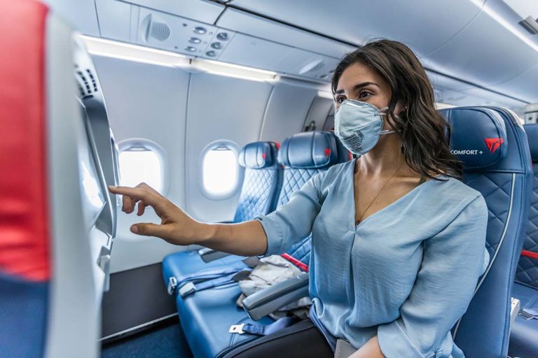 Anvisa decide voltar com obrigação de uso de máscaras em aviões e aeroportos