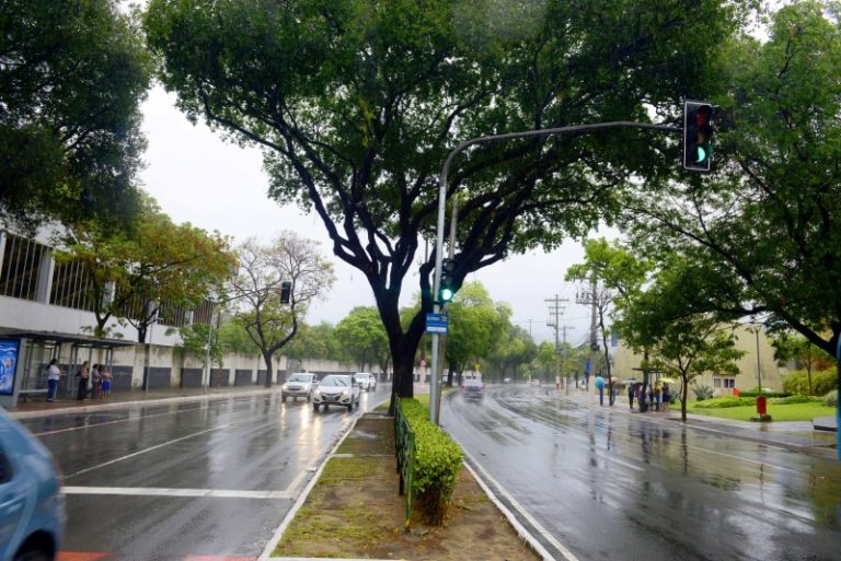 INMET emite alerta laranja para chuvas fortes em 54 cidades do ES