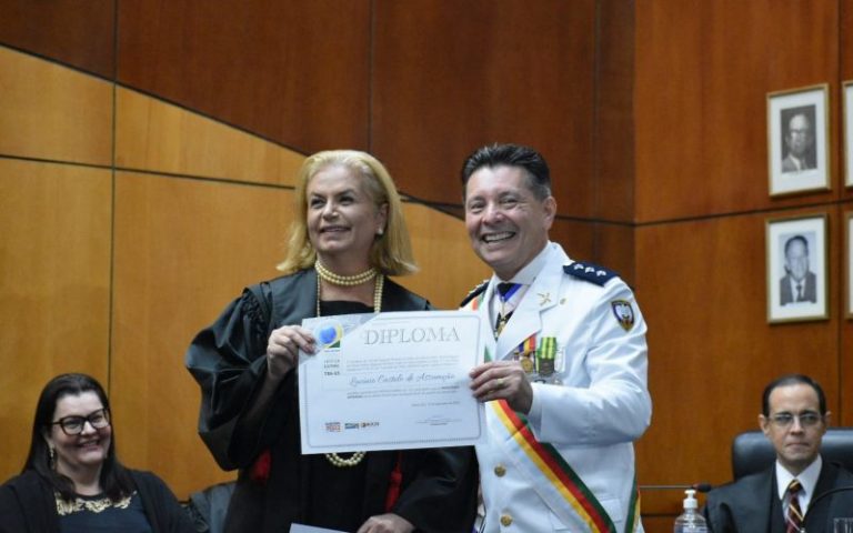 Com tornozeleira, Capitão Assumção recebe diploma no TRE
