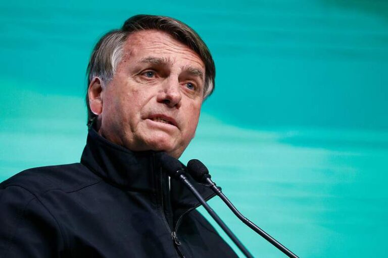 Cartão corporativo garantiu férias de Bolsonaro na praia