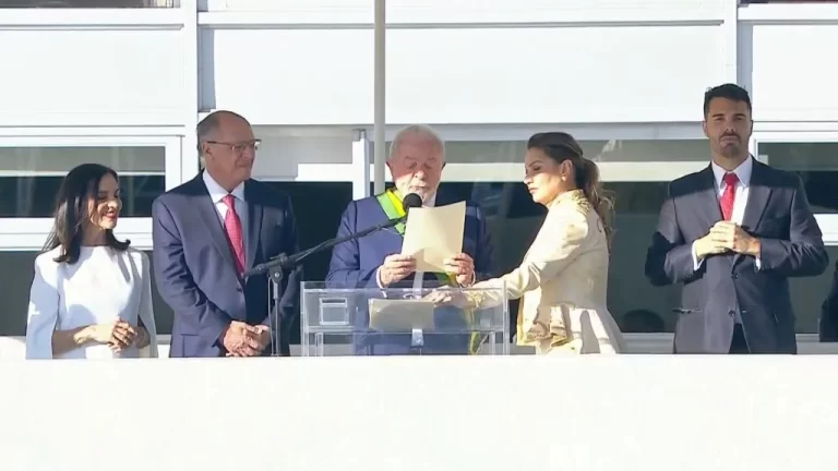 Lula chora em discurso em frente ao Planalto ao citar desigualdade e volta da fome