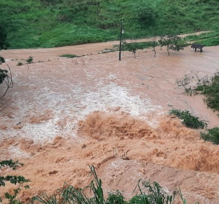 Mais água! Chuva forte provoca alagamentos em Mimoso do Sul em dois dias seguidos