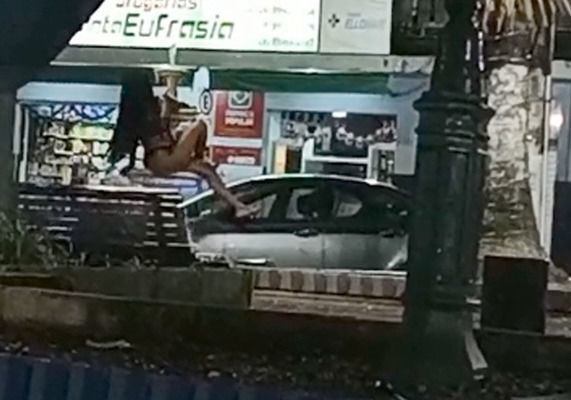 CALOOOR: Mulher de lingerie toma banho em chafariz de Mimoso do Sul