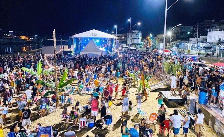 Temporada de luaus anima praias de Anchieta