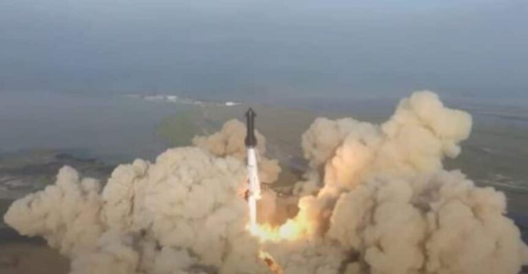 Superfoguete da SpaceX explode no ar após lançamento