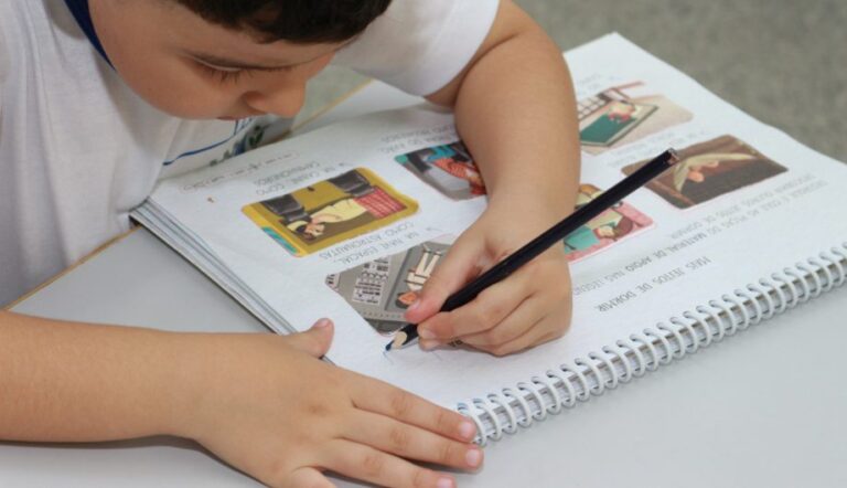 Alunos da rede municipal vão receber kits de material escolar