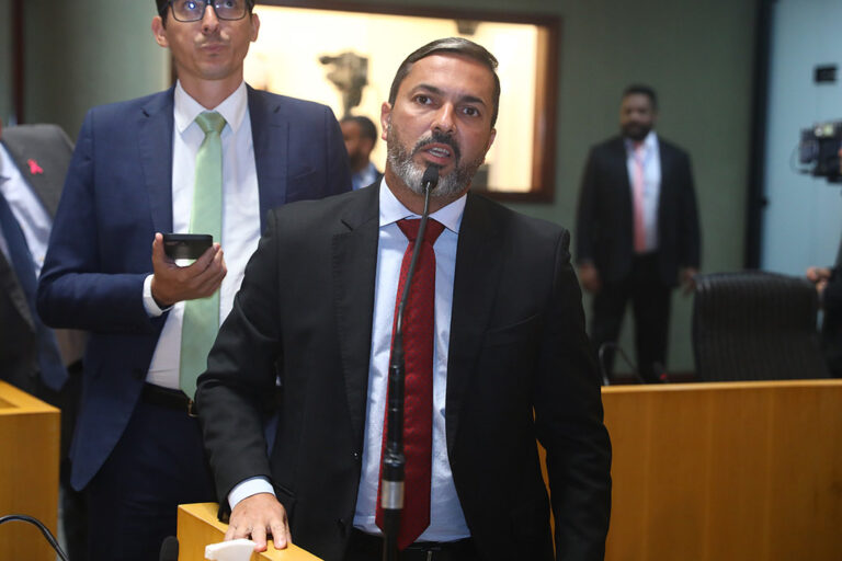 Deputados aprovam aumento de salário para a educação