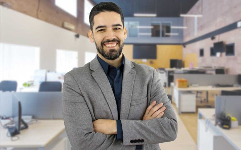 Dia do servidor: Victor Coelho antecipa pagamento de servidores municipais em Cachoeiro