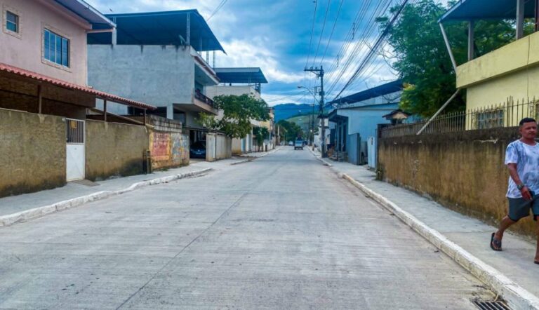 Oito ruas são entregues pavimentadas à população do bairro Aeroporto