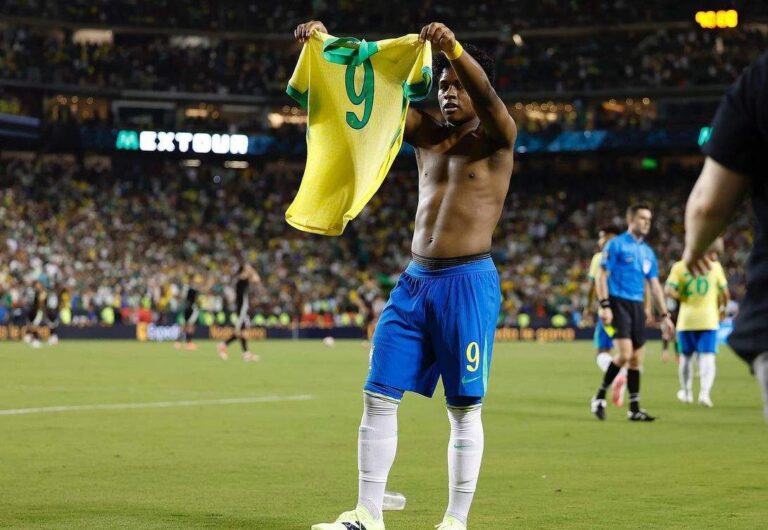 Endrick divide glória da vitória com grupo após fazer gol salvador: ‘Deus me colocou ali’