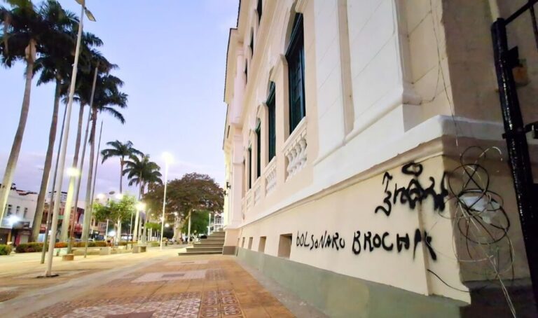 Recém-restaurado, Palácio Bernardino Monteiro é alvo de pichação