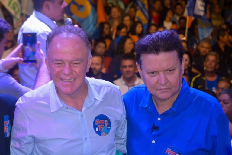 Casagrande sobe em palanque de Euclério em evento para reeleição