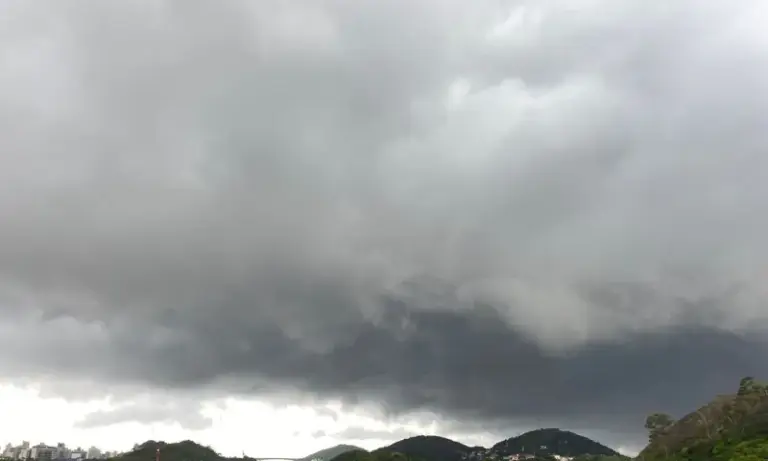 Frente fria e ciclone mudam o tempo no ES; veja previsão para o fim de semana