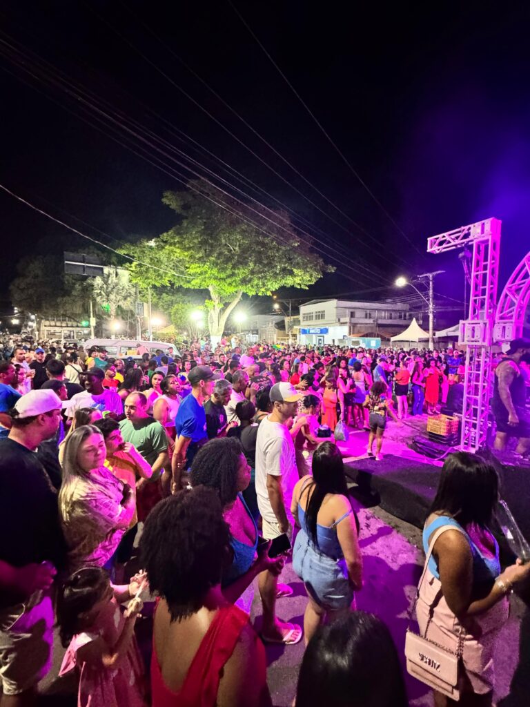 Peter promove comemoração por reeleição histórica em Mimoso e ‘para a cidade’ com meia tonelada de churrasco e pagode na praça