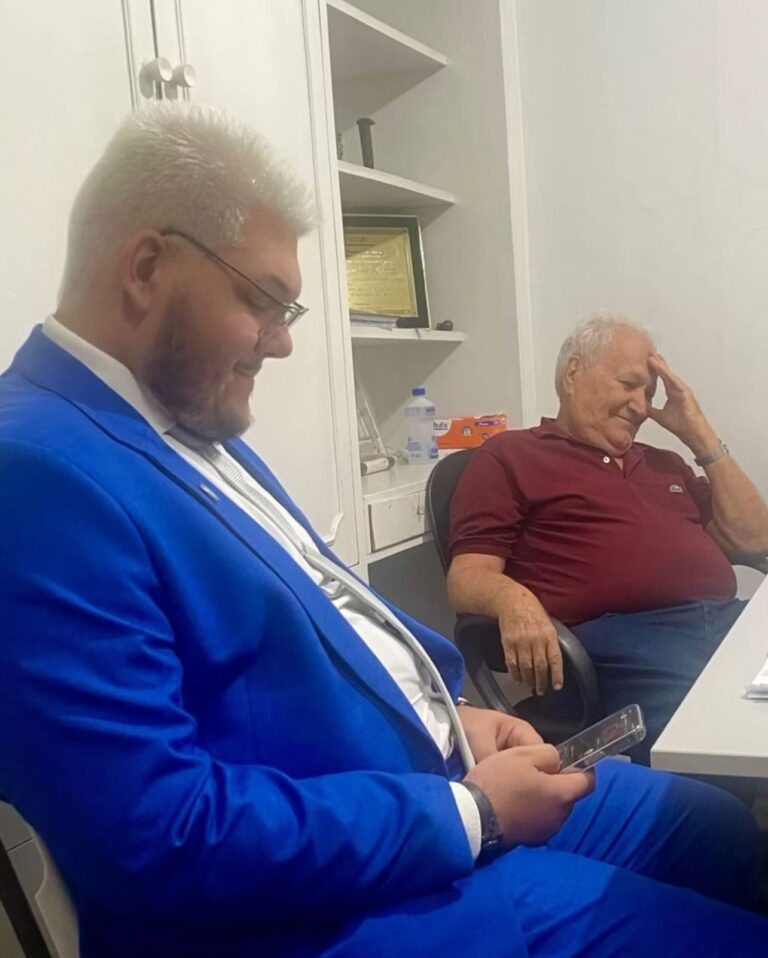 Júnior Corrêa paga aposta com amigos e adota visual platinado