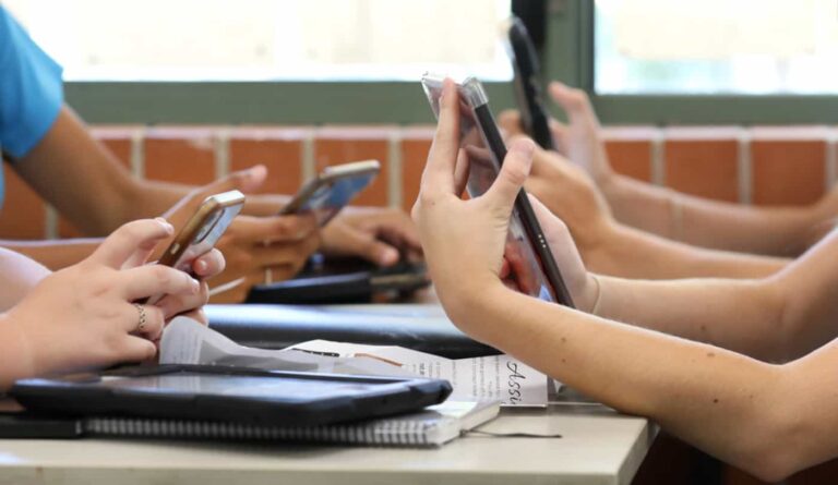 Projeto de lei quer proibir uso de celulares em todas as escolas do ES