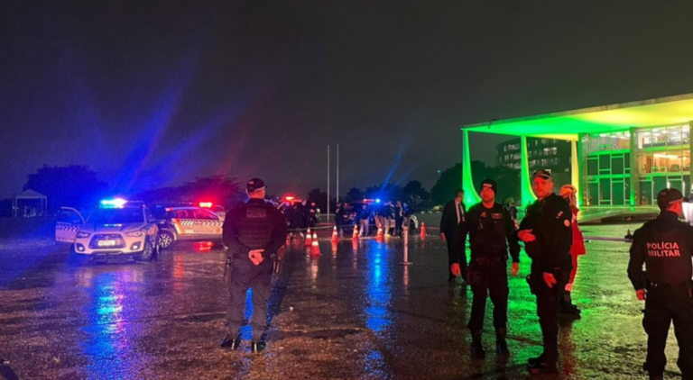 Praça dos Três Poderes, em Brasília, é isolada após duas explosões em 20s