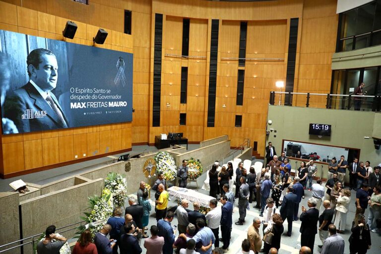 População presta homenagem a Max Mauro na Ales