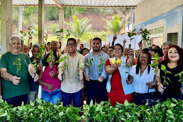 Projeto Arranjos Produtivos distribui mudas de maracujá para agricultores familiares em Itapemirim