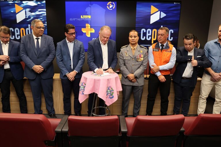 Casagrande assina contratação de sistema de monitoramento e atualiza Plano Estadual de Defesa Civil