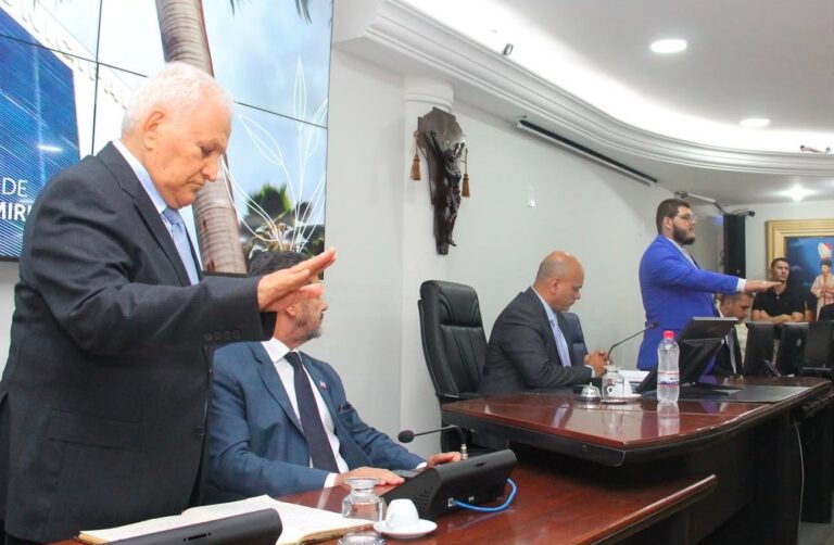 Ferraço, Junior Correa e vereadores tomam possem em Cachoeiro