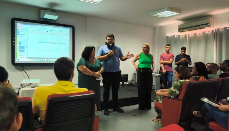 Prefeito interino de Cachoeiro discute avanços na educação em reunião com vereadores e SEME