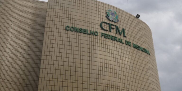 CFM veta terapia hormonal para menor de 18 anos e restringe cirurgias