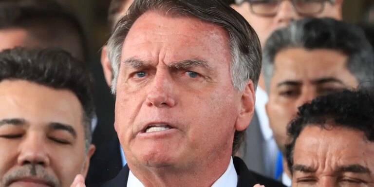 Bolsonaro passa por cirurgia no intestino neste domingo