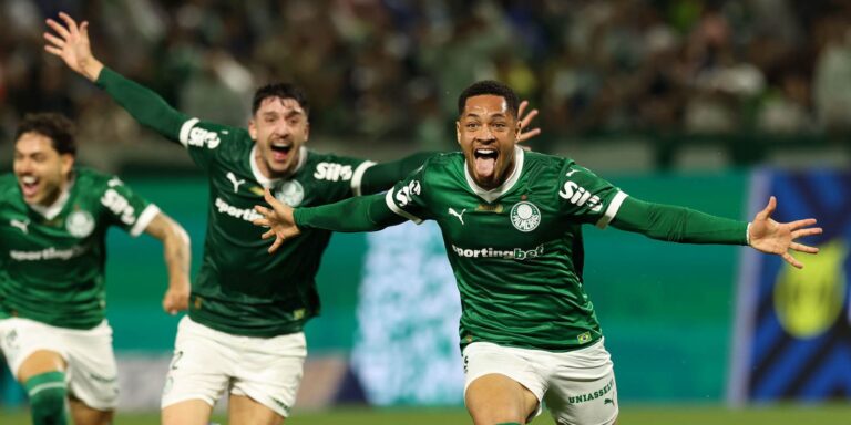Vitor Roque marca nos acréscimos para levar Palmeiras à liderança