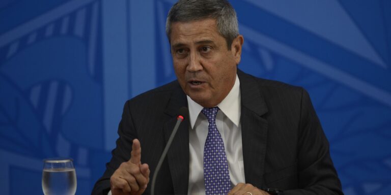 PGR defende que general Braga Netto siga em prisão preventiva